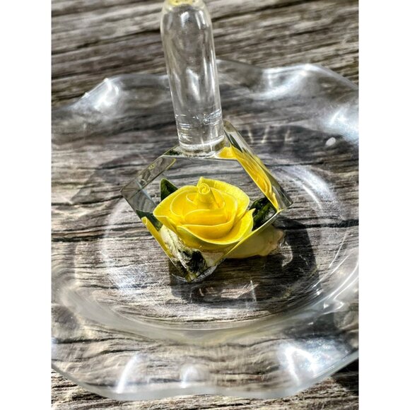 Vintage 1960s Reversed carved Lucite Yellow rose ring holder trinket Dish - Picture 5 of 10